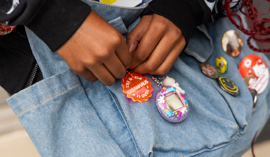 A FirstGen First Flight attendee affixes a keychain to their tote during the DREAMHAUS LA activation. Photograph by Brian Feinzimer