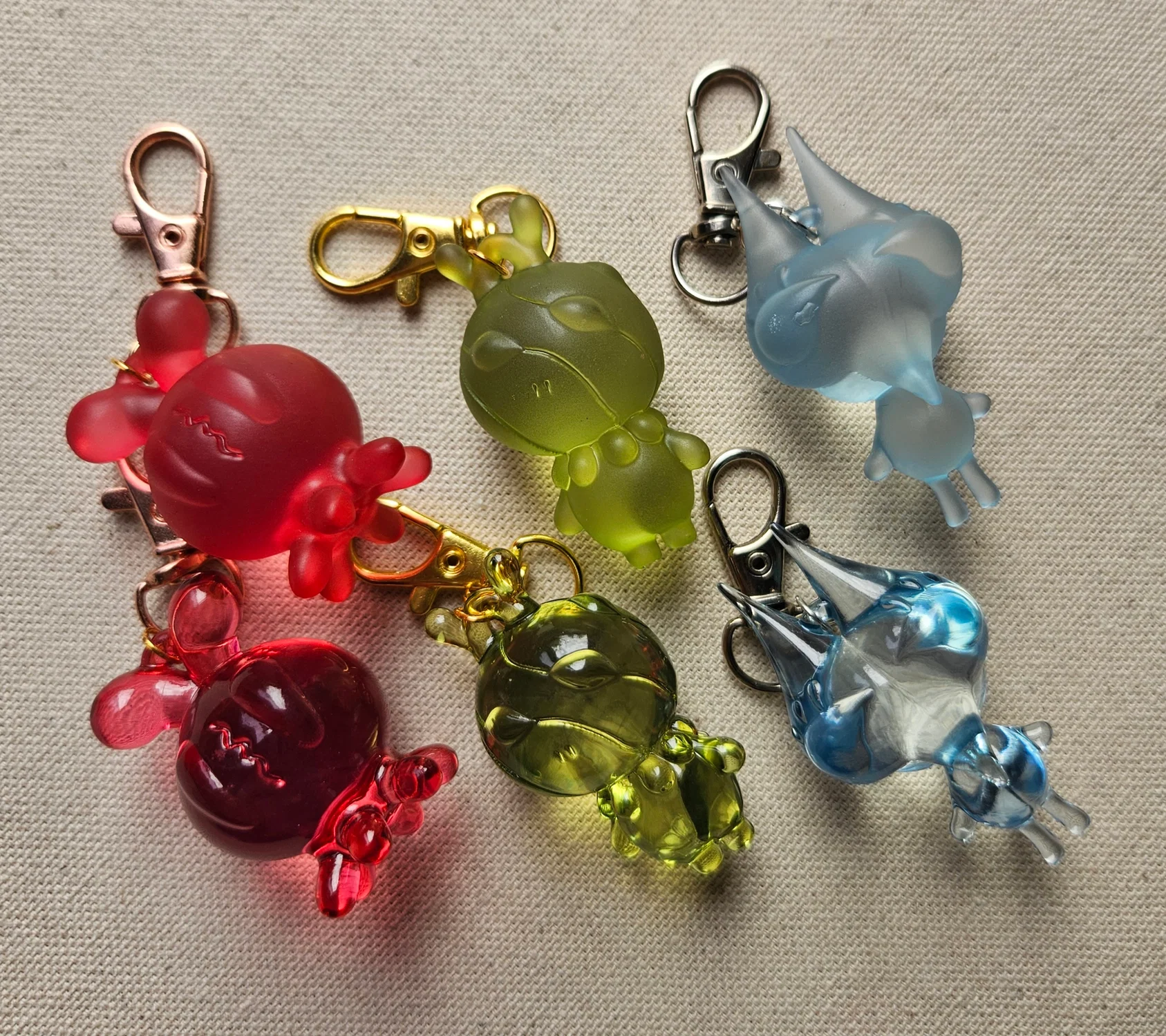 6 3D printed colorful alien keychains
